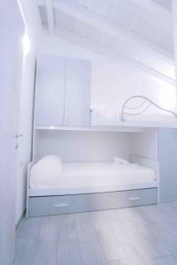 Seaside Villa 2BR-1BA. 7 min walk to the beach