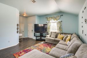 4 Mi to AT&T Stadium: Home w BBQ in Grand Prairie