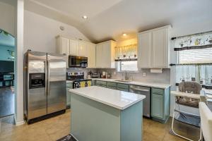4 Mi to AT&T Stadium: Home w BBQ in Grand Prairie