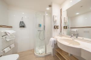 Deluxe Double Room with Balcony and Lake View room in Kriss Internazionale Hotel
