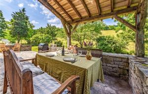 Maisons de vacances 4 Bedroom Amazing Home In Caylus : photos des chambres