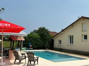Jolie Villa indépendante climatisée 3 chambres tout confort 6 couchages, piscine chauffée 4 X 8 disponible selon météo de Mai à fin Septembre, Jacuzzi 4 places, boulodrome éclairé, ping-pong, wifi, proche commerces Animaux domestiques sur demande - 康普