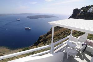 Aqua Mare Luxury Suites Santorini Greece