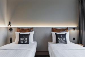 Twin Room room in Moxy Hamburg City