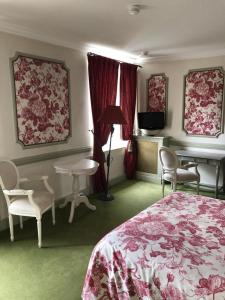 Hotels LE CABOUILLET : photos des chambres