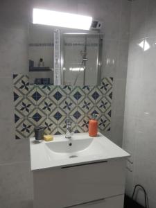 Appartement calme dans villa, piscine et spa et mer