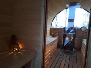 Domki Borowiackie nad brzegiem jeziora