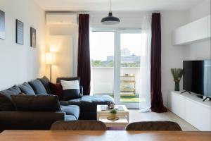 Stylish 2BDR Apartment- Free Garage