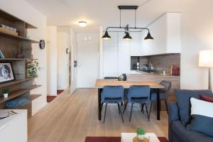 Stylish 2BDR Apartment- Free Garage