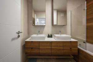 Stylish 2BDR Apartment- Free Garage