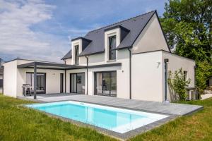 Villas Superbe Villa au Calme avec Piscine Chauffee a 5 min de la Plage de Penvins : photos des chambres