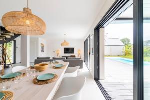 Villas Superbe Villa au Calme avec Piscine Chauffee a 5 min de la Plage de Penvins : photos des chambres