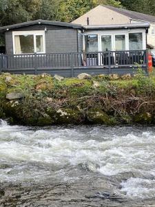 Stunning 3 Bed Riverside Cabin in Snowdonia