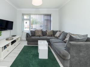 2BDR Peaceful Ground Floor Apartment Free Parking - Pass the Keys