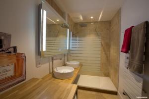 Appartements L'Appartement : location les merciers. : photos des chambres