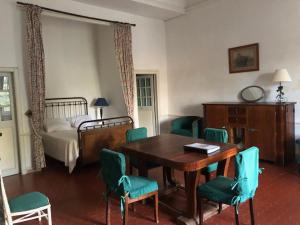Appartements suite dans le chateau de Paulignan avec cuisine et Terrasse : photos des chambres