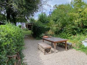 Maisons de vacances Breton stone cottage with a garden near the river : photos des chambres