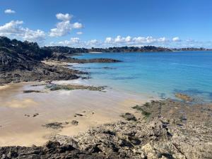 Maisons de vacances Breton stone cottage with a garden near the river : photos des chambres