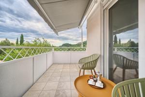 A - luxury apt w big balcony 4 min walk to beach