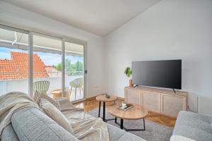 A - luxury apt w big balcony 4 min walk to beach