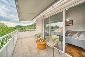 A - luxury apt w big balcony 4 min walk to beach