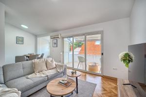 A - luxury apt w big balcony 4 min walk to beach