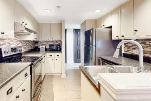 Cozy Sierra Lane Retreat, Steps to BM Village!