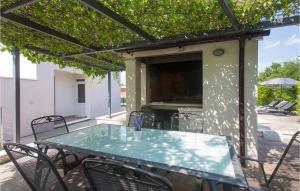 Stunning Home In Dugopolje