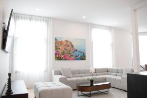 Upscale 3-Bedroom Entire Unit in the Trendy Plateau Mont-Royal featuring A Magazine-Worthy Kitchen & Opulent Living Spaces - Apt 1