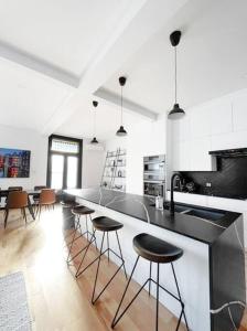 Upscale 3-Bedroom Entire Unit in the Trendy Plateau Mont-Royal featuring A Magazine-Worthy Kitchen & Opulent Living Spaces - Apt 1