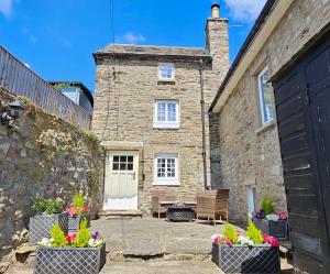 Puzzle Cottage, Quirky Dales Cottage for 2