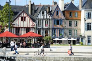 Appartements Appartement Lumineux Sous Les Toits Vannes Centre : photos des chambres