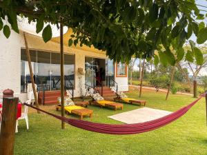 Casa em ponto turístico de Carrancas, com PISCINA, VISTA de Cinema, 3 Suítes, cozinha EQUIPADA, NATUREZA exuberante, acesso à represa e prancha de STAND UP