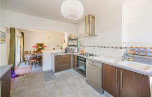 2 Bedroom Lovely Apartment In Poitiers