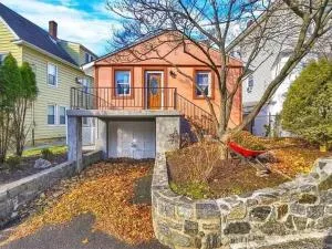 Entire Modern 1 Fam house/ 7 min walk to NYC Train - Glen Cove