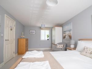 Lovely 4 bedroom family home with garden parking - Pass the Keys