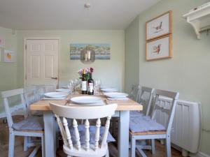 Lovely 4 bedroom family home with garden parking - Pass the Keys