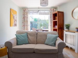 Lovely 4 bedroom family home with garden parking - Pass the Keys