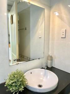 Căn Hộ 3 Phòng Ngủ (Three-Bedroom Apartment)