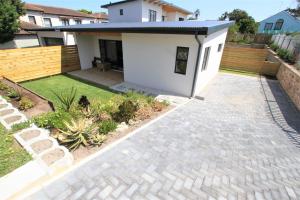 Garden Flat - Walk To The Beach (no load shedding)