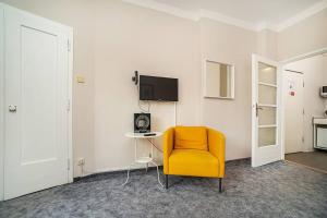 Cosy studio with terrace by tram