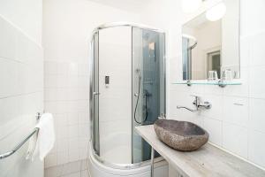 Cosy studio with terrace by tram