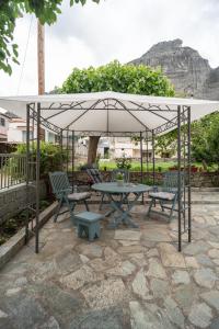 The Rock Guesthouse A 1923 Stone Heritage Home in Meteora