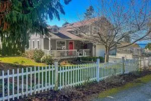 Island Cottage - Stanwood