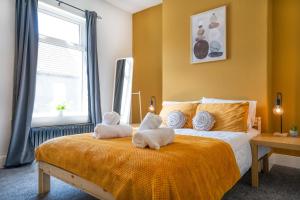 Central 2 Bedroom House-Parking- by Holiday Homes