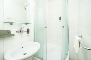 Bright 2 bed with big terrace by tram