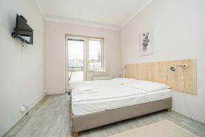 Bright 2 bed with big terrace by tram