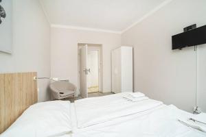 Bright 2 bed with big terrace by tram