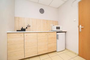 Bright 2 bed with big terrace by tram