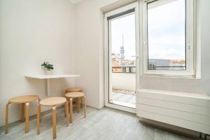 Bright 2 bed with big terrace by tram